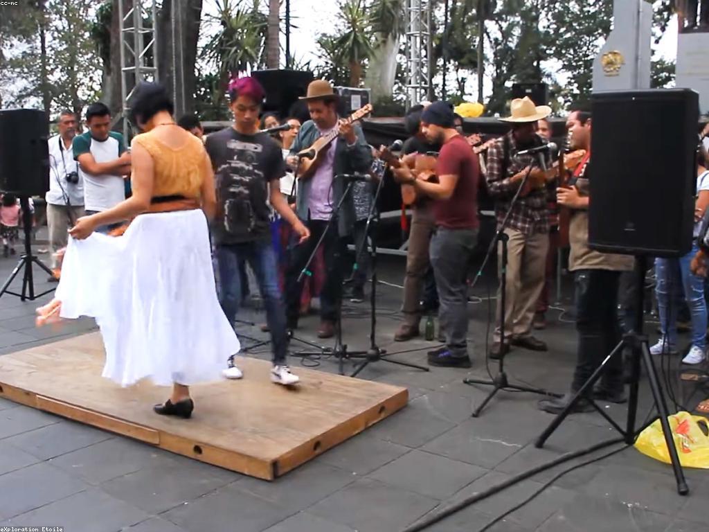 ក្បាច់ស្លុត: ការចងក្រងនៃអារម្មណ៍ និងសិល្បៈ