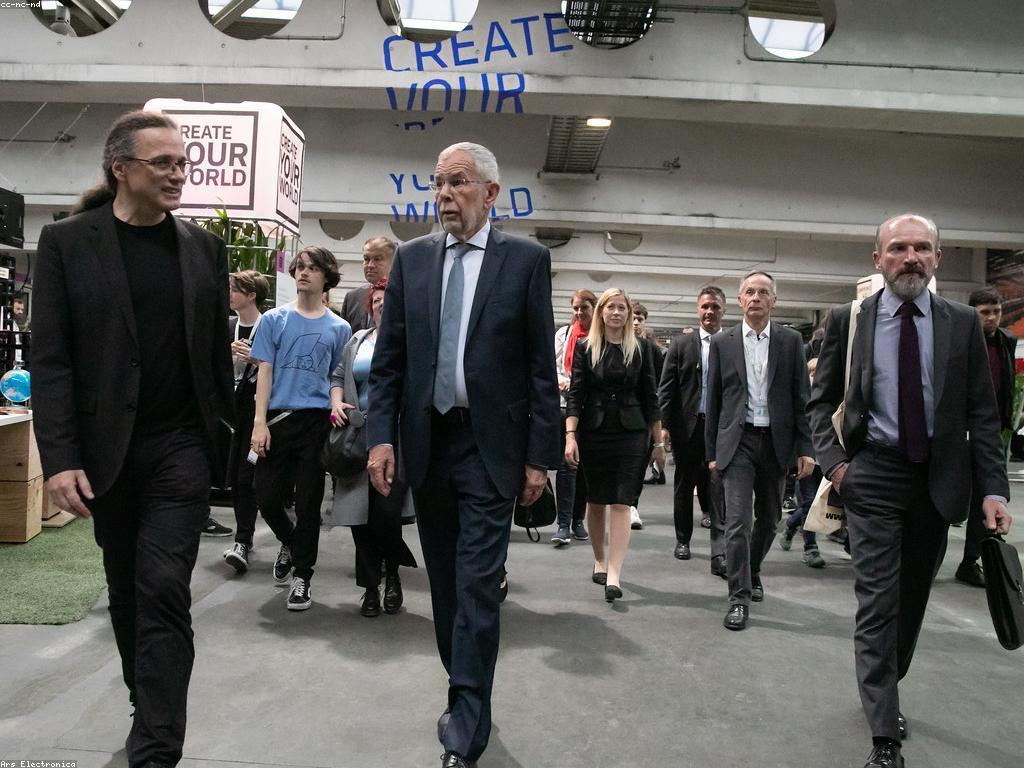 សារៈសំខាន់នៃព្រឹត្តិការណ៍ស្លុតក្នុងសហគមន៍